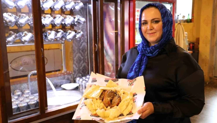 Denizli’deki Kadın Girişimci, Tandır Kebabının Temsilcisi Olarak Kentin Gastronomi Zenginliğini Tanıtıyor