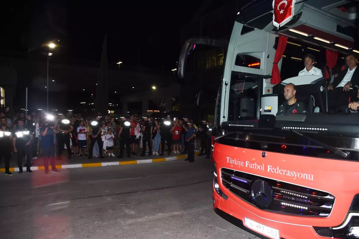 A Milli Futbol Takımı İzlanda maçı için İzmir’e geldi