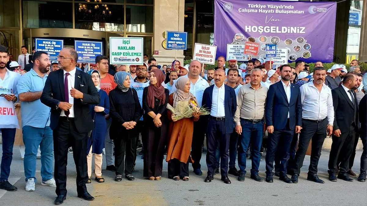 Bakan Işıkhan Van’da DEM’li Belediye tarafından işten çıkarılan işçilerle buluştu