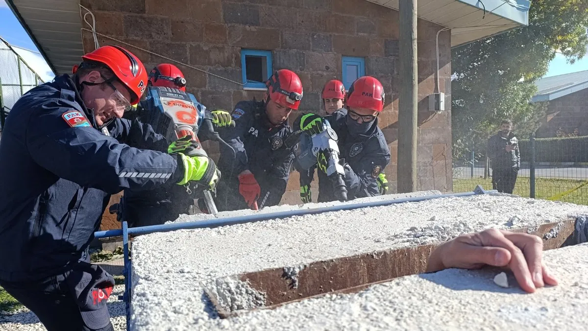 Van depreminde yaşamını yitirenler anıldı