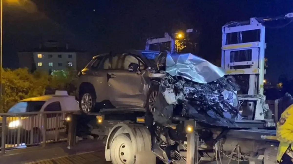 İstanbul Bakırköy’de zincirleme trafik kazası: Direksiyon hakimiyetini kaybedip takla attı!